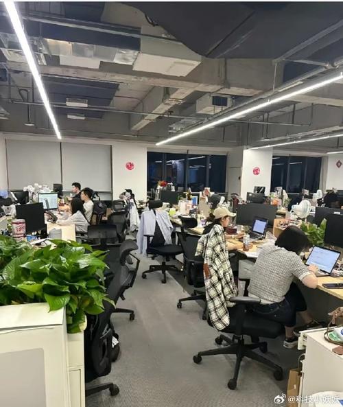 互联网大厂深夜加班办公室全景