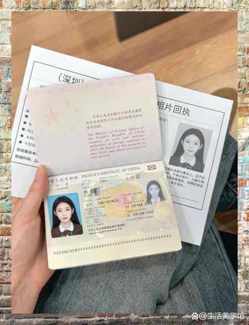 留学申请文书和护照摆放在书桌上