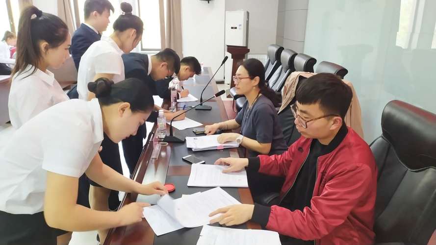 订单班学生与企业签订三方协议场景实拍