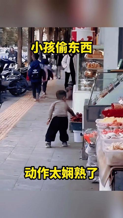 儿童偷拿东西被发现时表情特写
