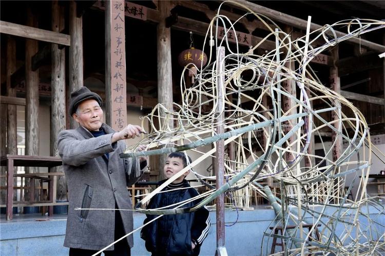自贡老艺人手工削慈竹片扎大型灯组骨架过程