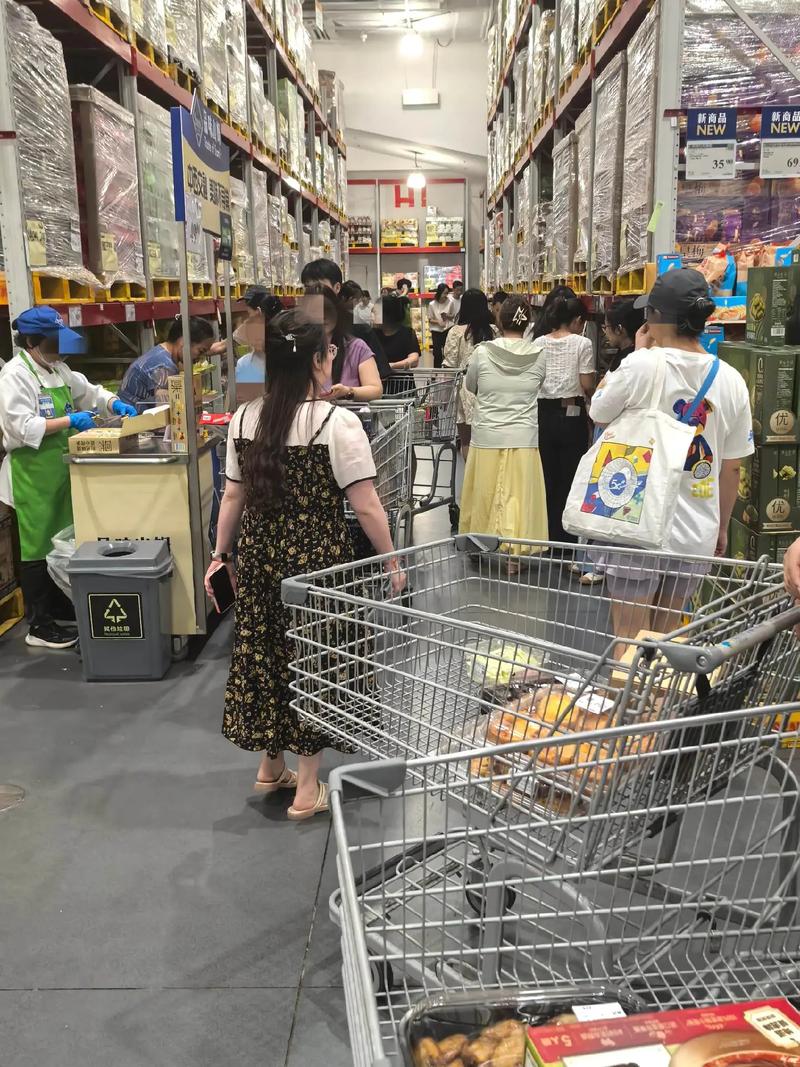超市货架后的撞见