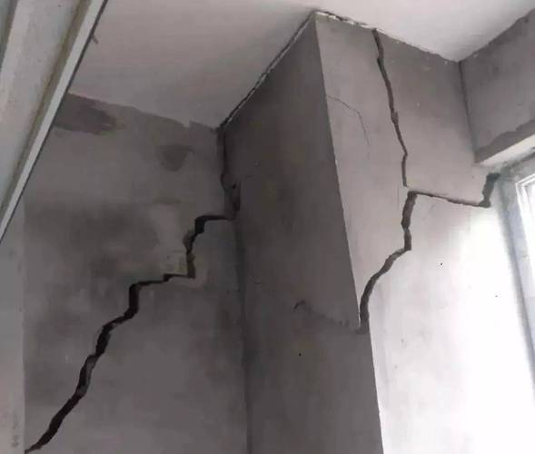 住宅室内地震墙体开裂现场图
