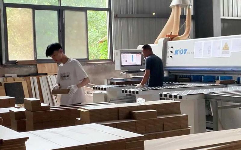 东莞Fab Lab工作人员为企业打样家具原型