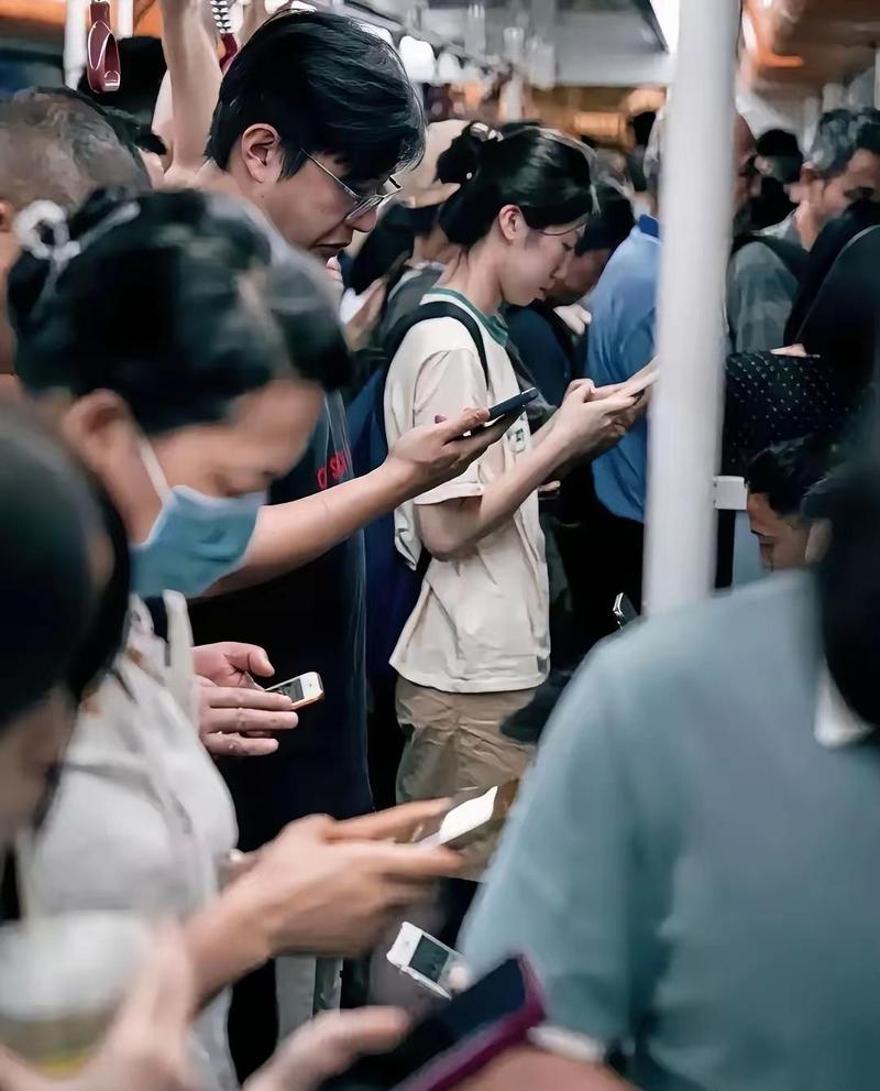 地铁站台乘客焦虑看手表场景图