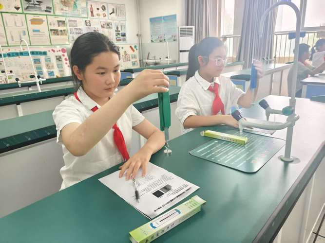 小学生专注做科学实验表情特写