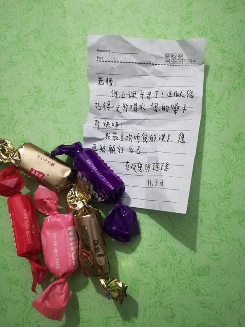 街边奶奶教孙子认糖果包装袋汉字