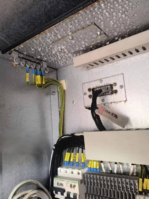 纺织车间变频器柜内凝露现象实拍