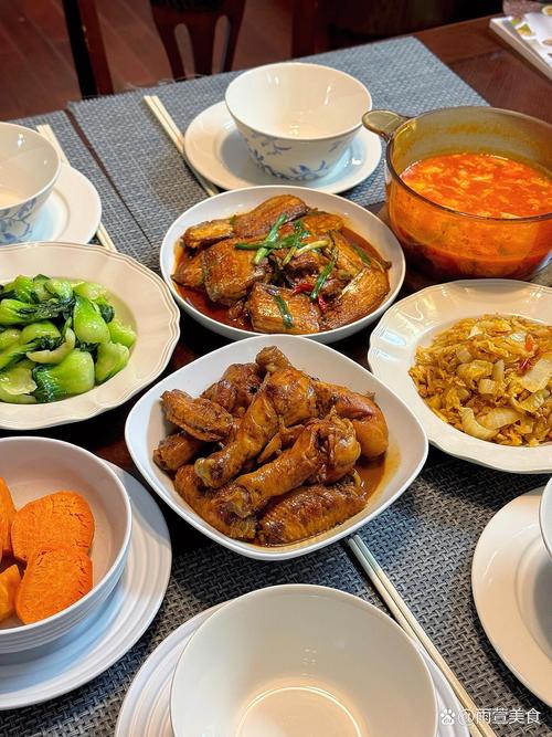 四口之家晚餐餐桌木质桌面实拍