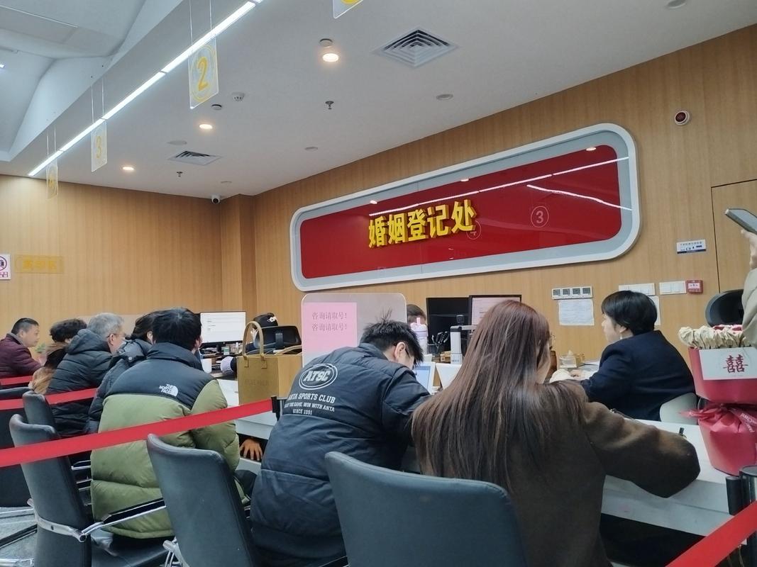 民政局结婚登记办证窗口实拍