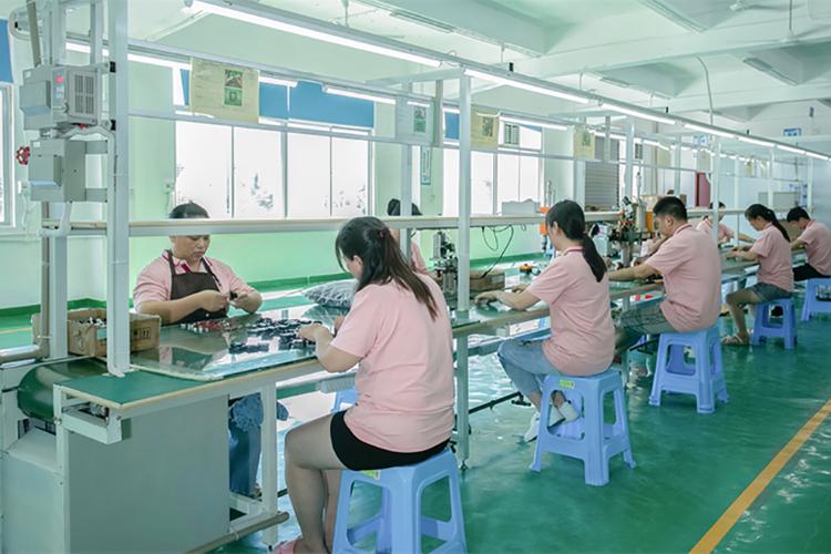 精密五金厂车间班组长现场指导学徒操作场景