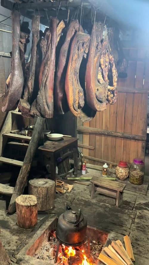 湘西苗家火塘上悬挂的半熏好的湘西腊肉