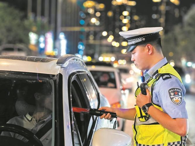 交警酒驾吹气检测现场图
