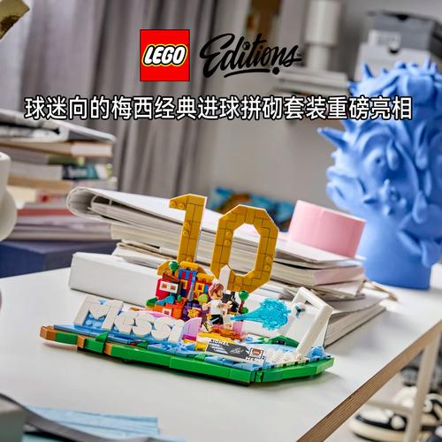 小孩独自搭积木塔倒塌前的一瞬间