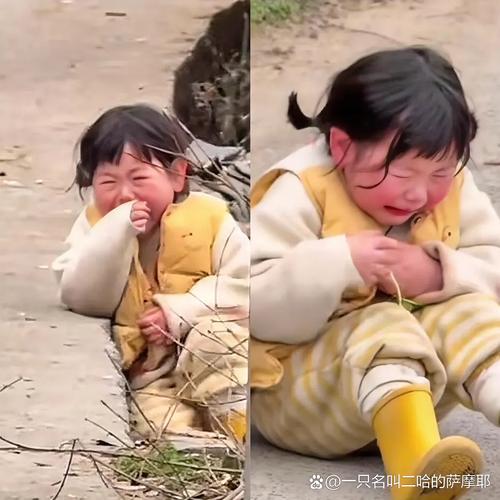 小女孩蹲在地上捡打碎的草莓酱,妈妈震惊的表情特写