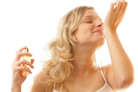 女生对着手腕试闻香水特写镜头
