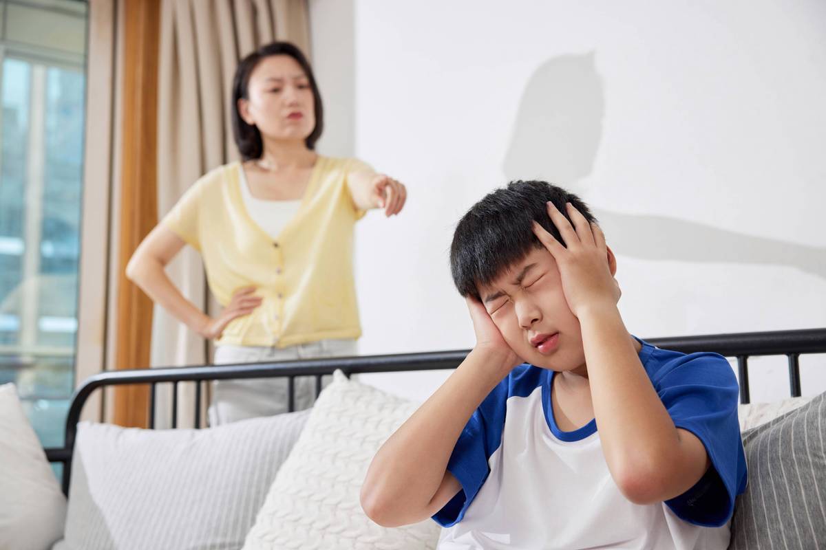 亲子对话时家长站着指责孩子缩在沙发的真实居家场景