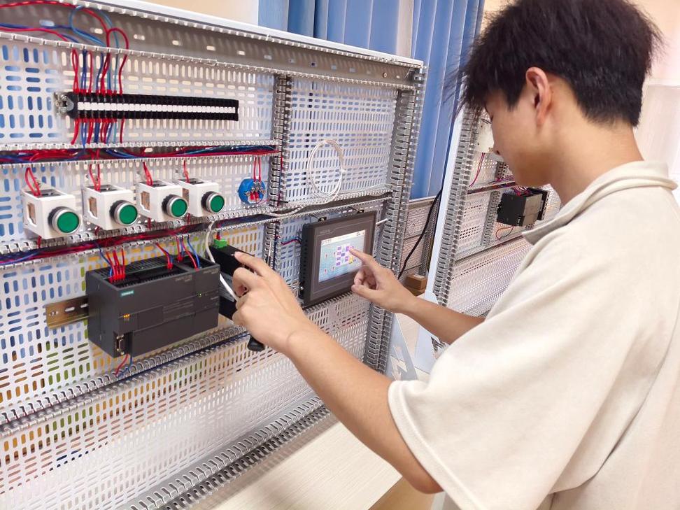 学生实训台多机械手联动接线实拍