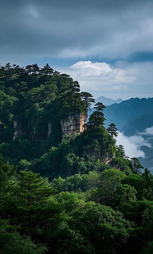甘肃平凉崆峒山云雾缠绕峰林景观