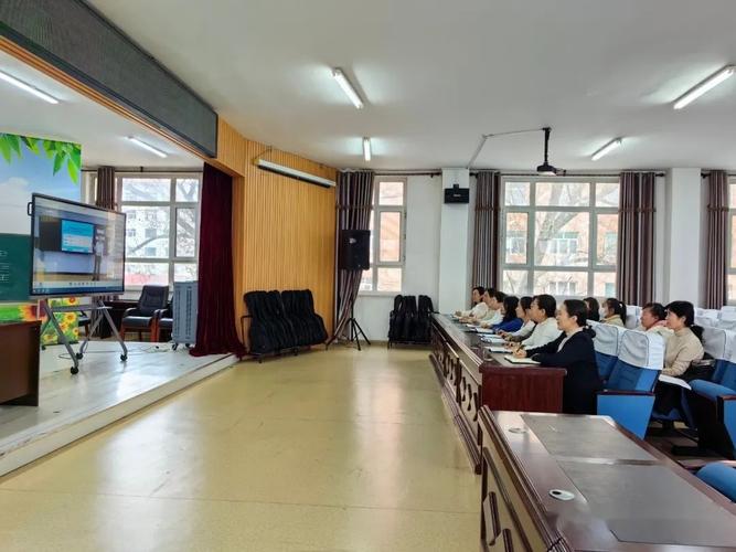 中小学教师教研课后走廊休息场景