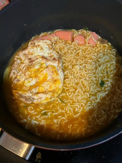 出租屋单人小煮锅煮泡面加鸡蛋