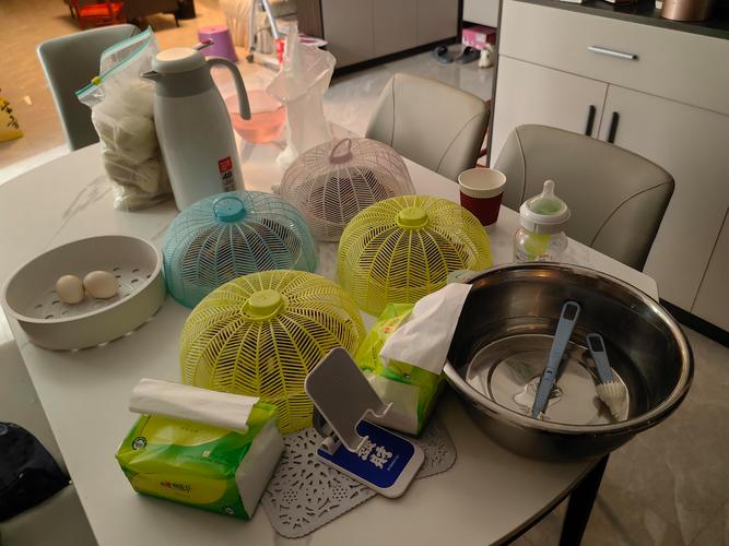 堆满常用杂物的家用餐桌实拍