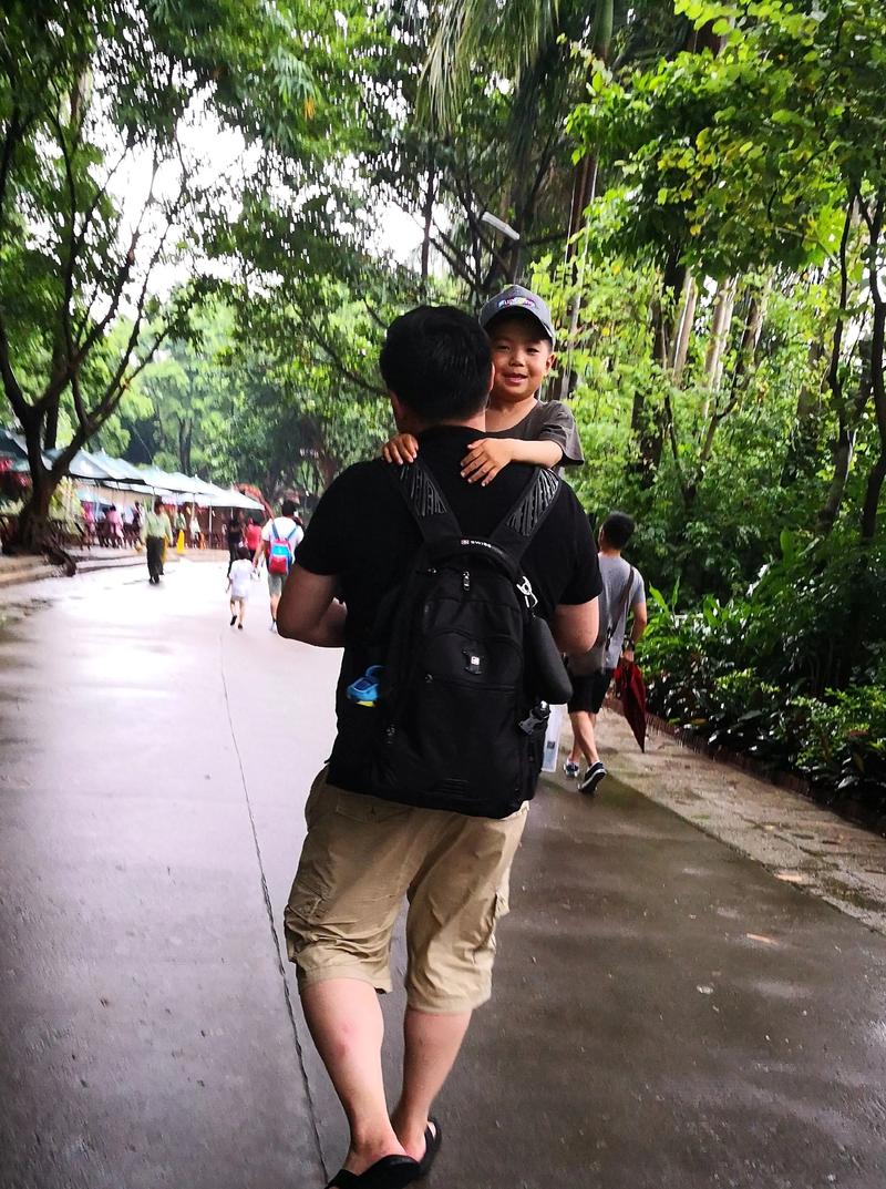 子女拥抱父亲表达爱意的温情场景摄影