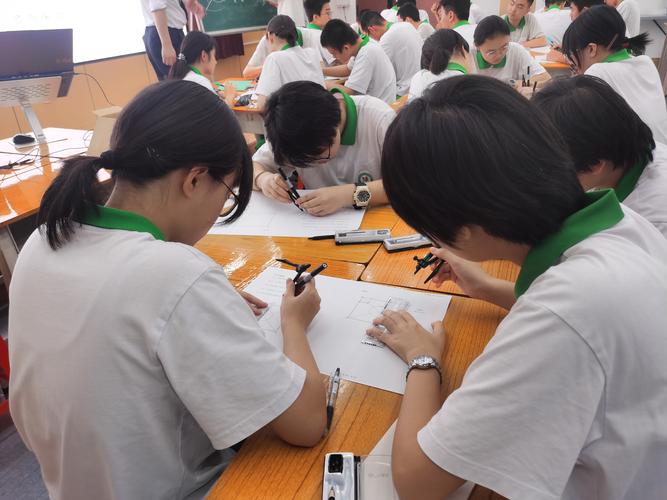 中学生小组讨论数学题场景