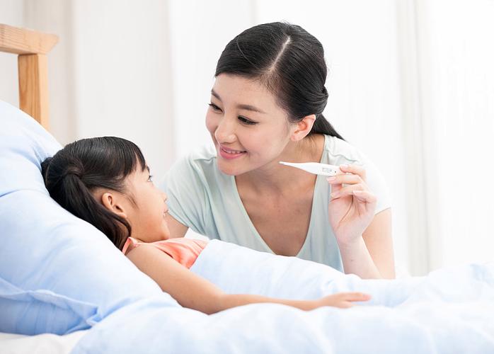 母亲深夜为孩子量体温特写
