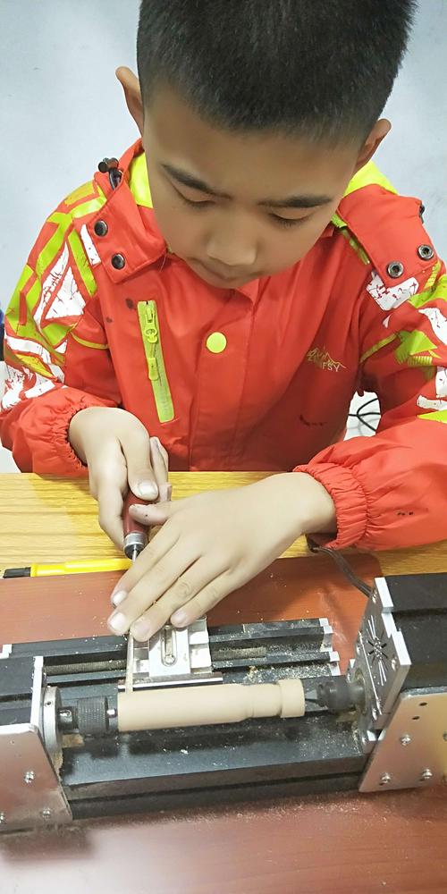 工厂开放日孩子操作迷你机床