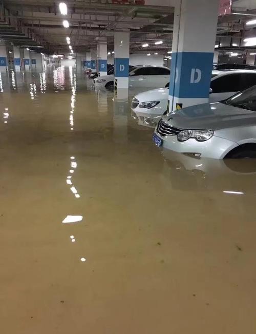 被洪水浸泡后的住宅小区地下车库入口