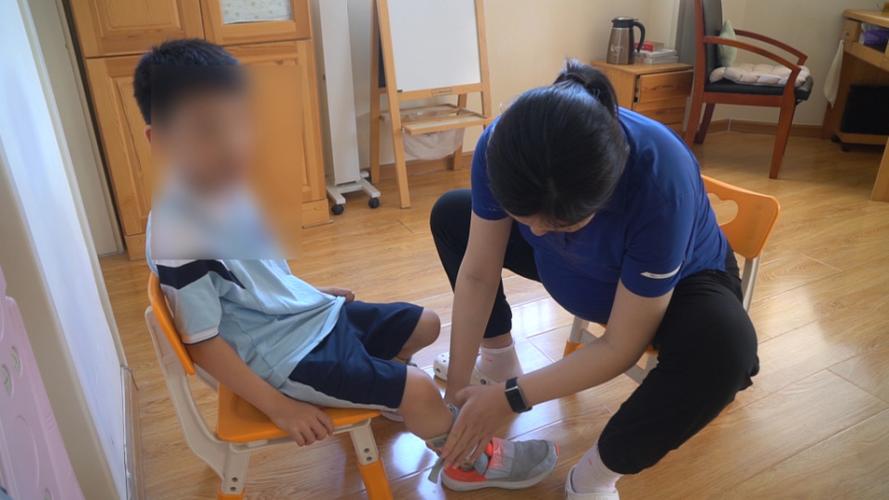 特教老师手把手教肢体障碍孩子系鞋带