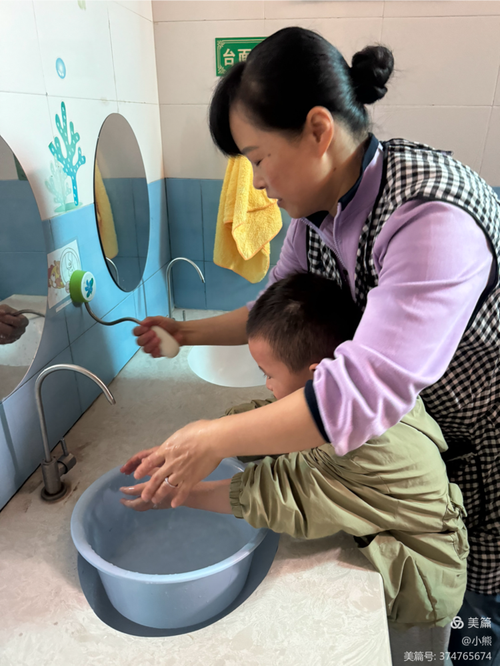 幼儿专注玩耍时被家人打扰喂水的场景