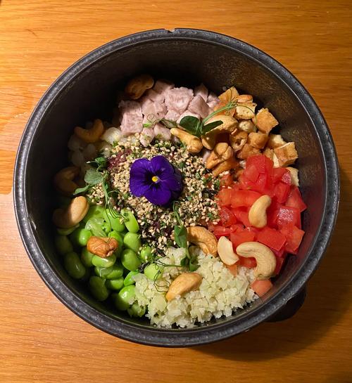 色彩缤纷的素食佛陀碗俯拍图