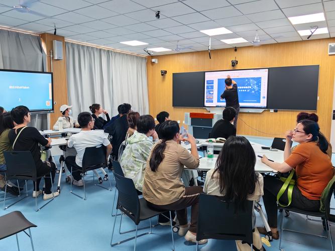 老教师初次参加数字化教学培训笨拙操作智慧黑板场景