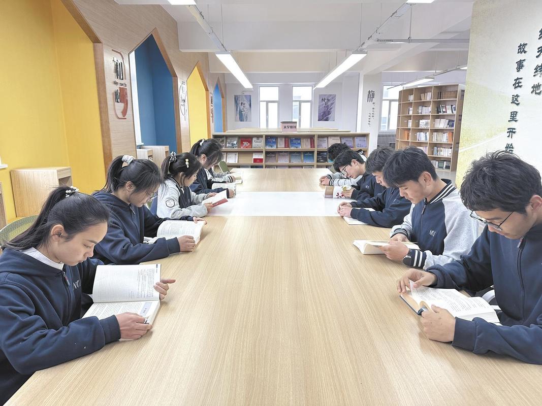 校园阳光洒进教室学生安静读书