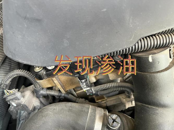 汽车发动机舱气门室盖渗油实拍图
