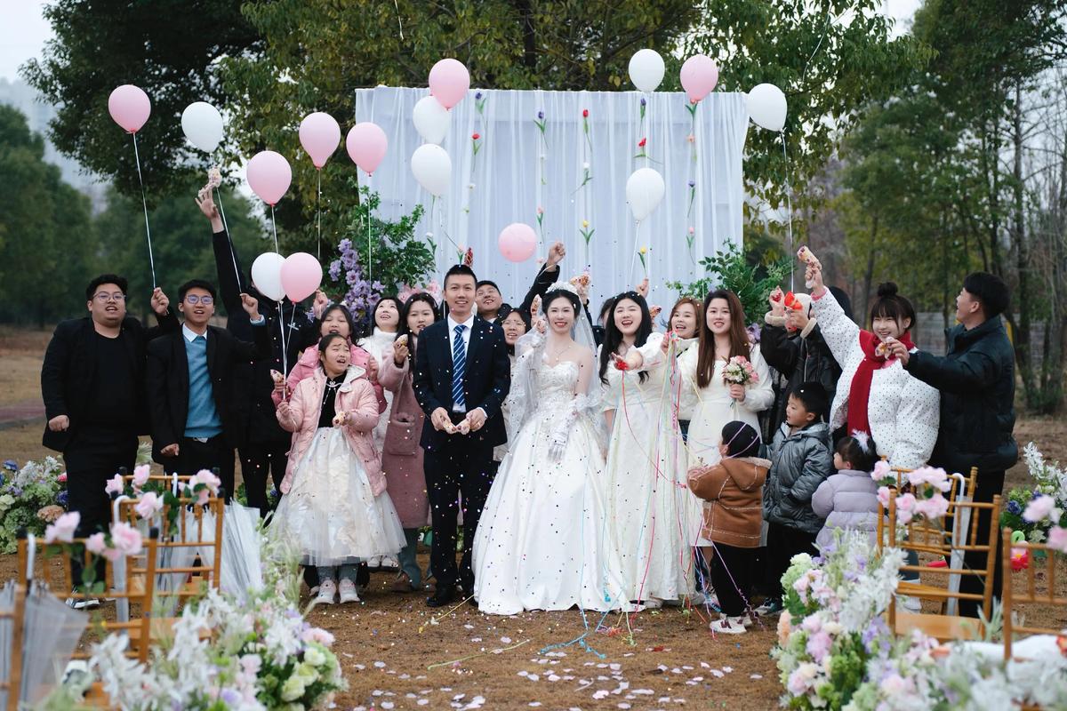 晨间婚礼自然光户外仪式杏树下交换誓言
