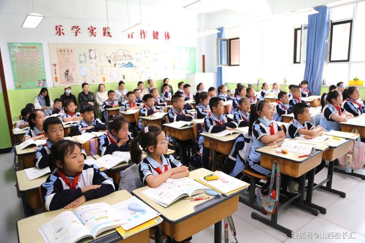 家长带三岁儿童提前学小学知识的培训机构课堂