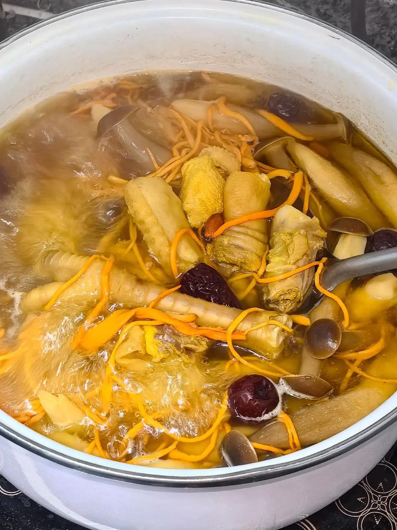 厨房里正在熬煮的菌菇鸡汤砂锅热气腾腾