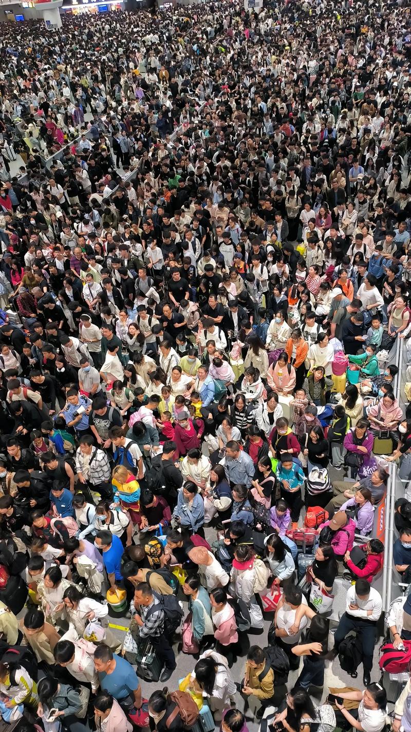 学术海报展示区人潮拥挤的交流场面