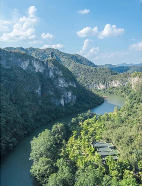 南漳春秋寨山顶俯瞰漳河弯道秋景