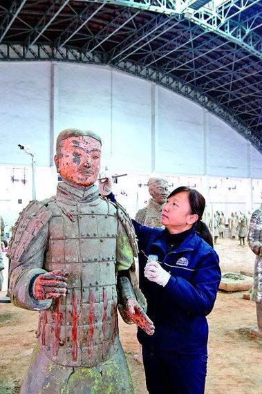 秦始皇兵马俑修复师沾胶泥的工作手套
