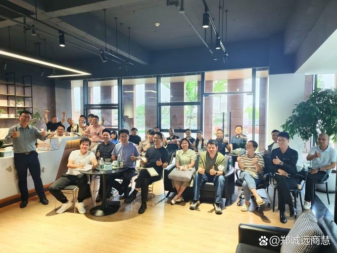 独角兽企业办公区内激烈讨论的年轻团队