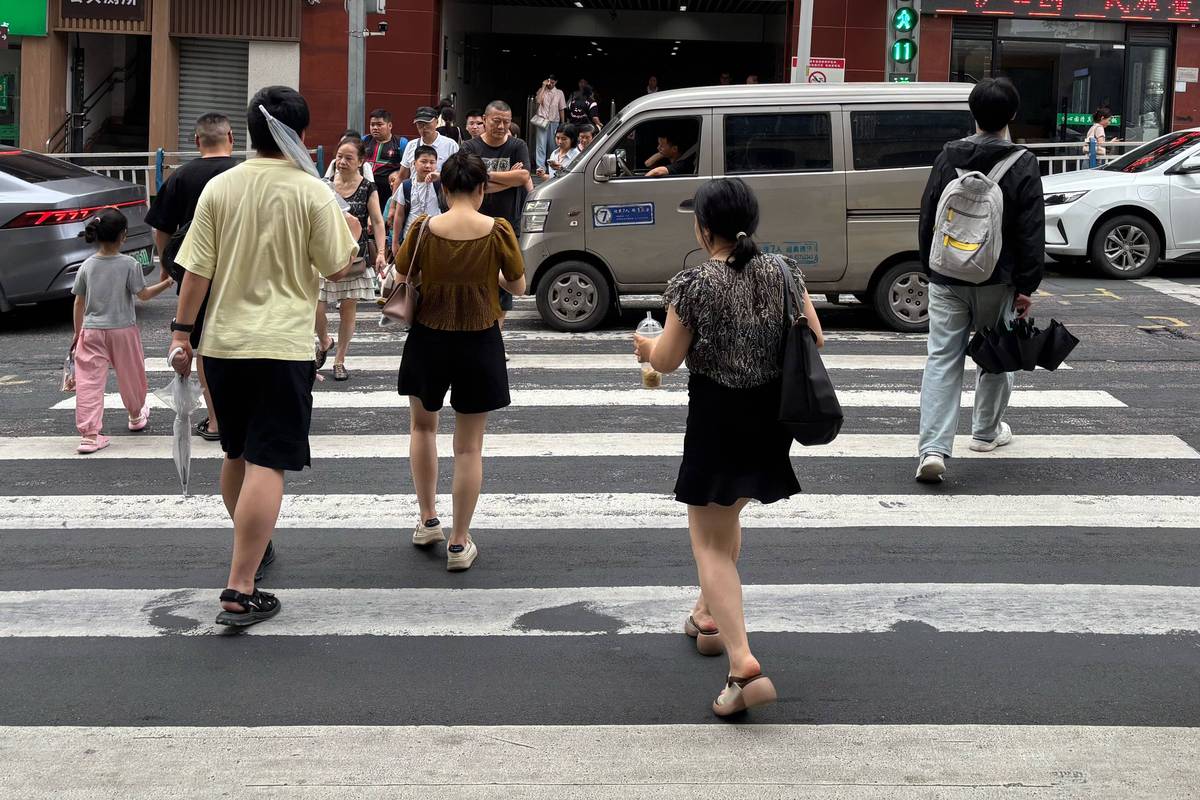 城市早高峰斑马线行人过马路实拍