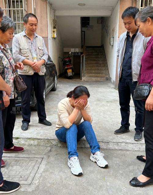 探视权纠纷法庭门口母亲抹眼泪