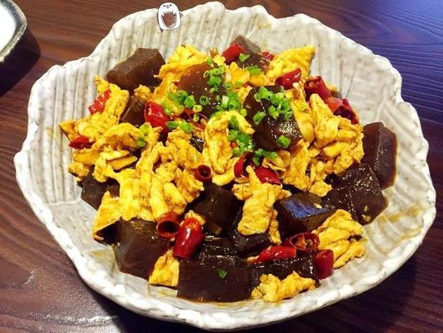 南漳山脚下农户家的漳河凉粉配野芹菜炒土鸡蛋
