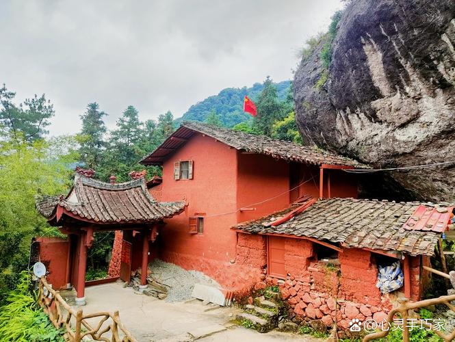 南漳观音岩村天然岩壁石窟旁的松石阶