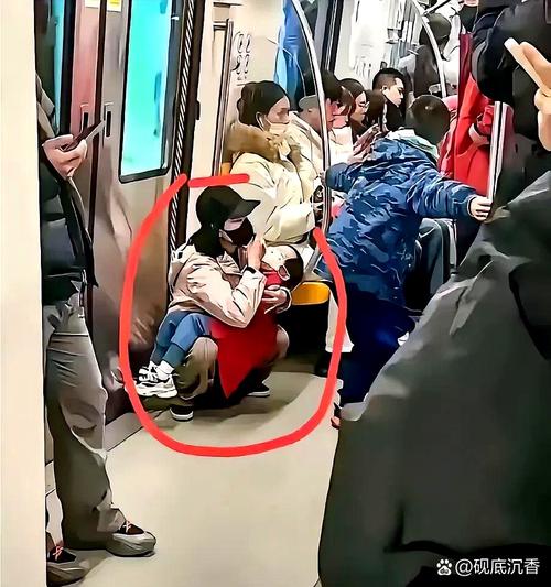 妈妈蹲下来抱情绪低落的孩子场景