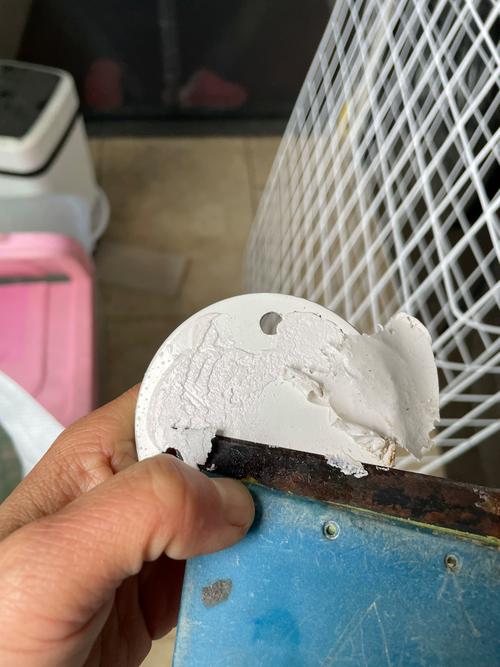 免打孔挂钩在乳胶漆墙面脱落后的残胶实拍图